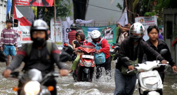 Jalan Pusdiklat Depnaker Jaktim Terendam Banjir - JPNN.com