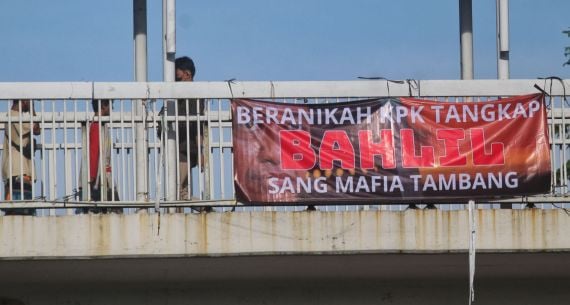 Spanduk Bertuliskan Beranikah KPK Tangkap Bahlil - JPNN.com