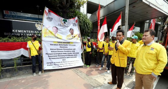 Gerakan Bela Kader Golkar Aksi ke kantor LBP Desak Revisi CAKADA PG - JPNN.com