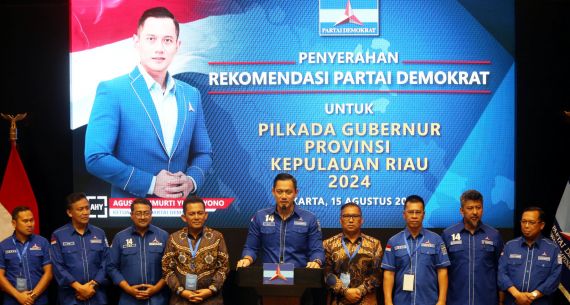 Partai Demokrat Serahkan Surat Rekomendasi Kepada 55 Bacakada - JPNN.com