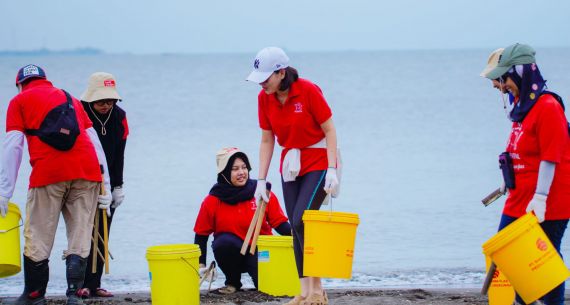 Bersih-Bersih Pesisir Pantai - JPNN.com