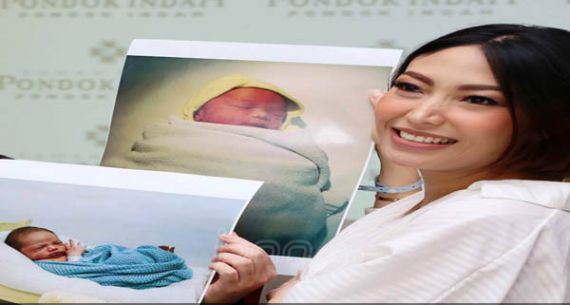 Ayu Dewi Melahirkan Anak Kedua - JPNN.com