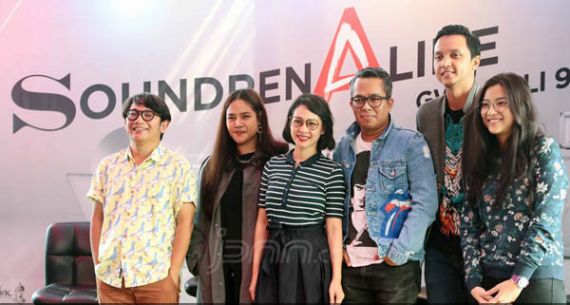 Andien (tengah) Bersama Pendukung Soundrenaline 2017 - JPNN.com