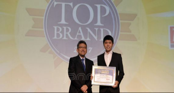 Cap Kaki Tiga Raih Top Brand Award 2017 - JPNN.com