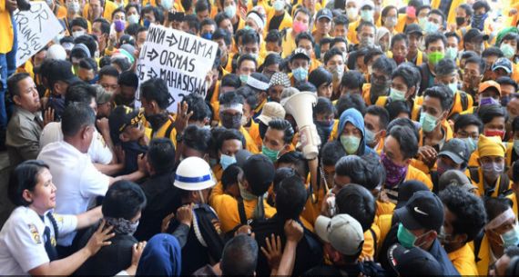 Demo UKT di Universitas Sriwijaya Berujung Ricuh - JPNN.com
