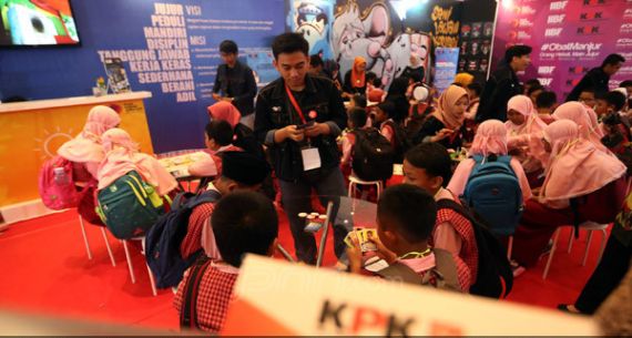 Pelajar Berburu Buku Cerita Di IIBF 2017 - JPNN.com