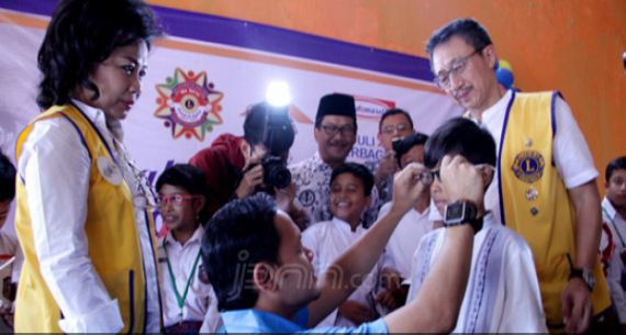 Walikota Bogor Bersama Indomart Serahkan Bantuan Kacamata - JPNN.com