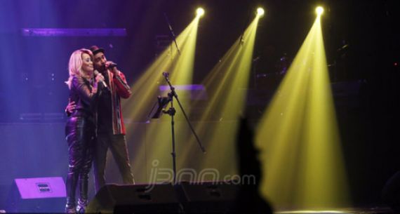 Reza Artamevia Berduet dengan Glenn Fredly di Konser Chrisye - JPNN.com