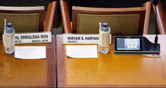Papan Nama Miryam S Haryani Ikut Hadiri Pelantikan Ketua DPR - JPNN.com