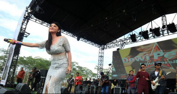 Dewi Perssik - JPNN.com