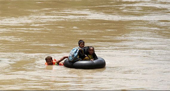 Demi Cita-cita, Adik-adik ini Seberangi Sungai - JPNN.com