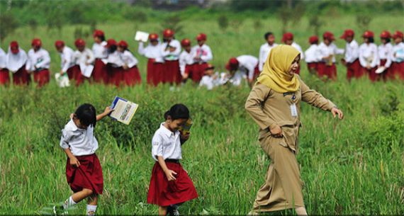 Siswa - siswi Sekolah Dasar Rayakan Hari Buku - JPNN.com