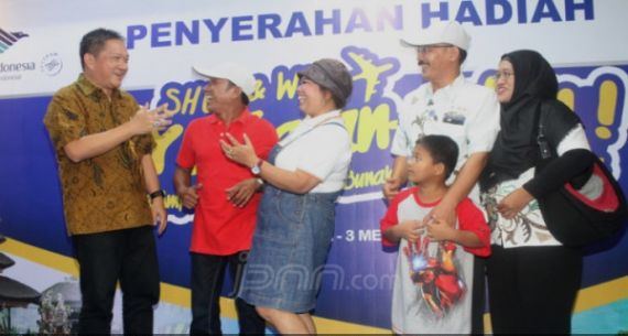 Indomaret Serahkan Hadiah Promo Ayo Jalan-Jalan - JPNN.com