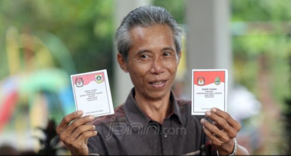 Warga Pura Bojonggede Gunakan Hak Pilih di TPS 27 - JPNN.com