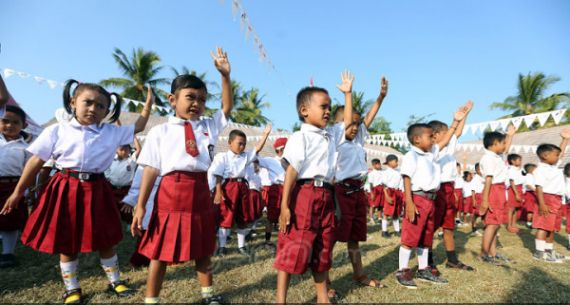 Pertamina Bantu Siswa Tidak Bersepatu Di Sekolah - JPNN.com