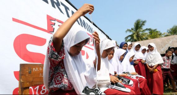 Pertamina Donasi 3.200 Pasang Sepatu untuk Anak Sekolah di Pelosok Banten - JPNN.com