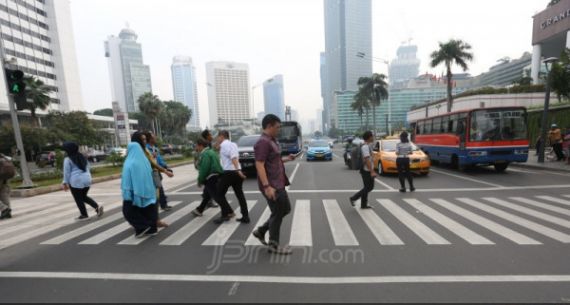 Kesadaran Penggunaan Zebra Cross Untuk Menyeberang Jalan - JPNN.com