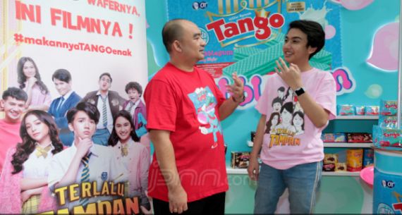 Nikmati Nonton Film Terlalu Tampan Bersama Wafer Tango - JPNN.com