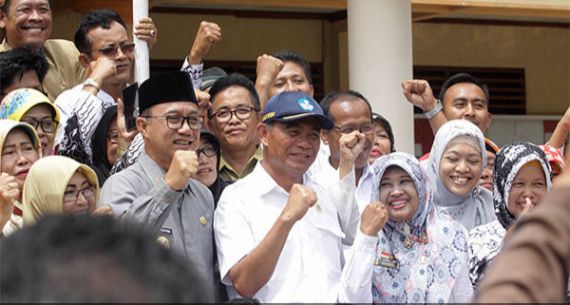 Mendikbud Sambangi Sekolah Terdampak Banjir - JPNN.com