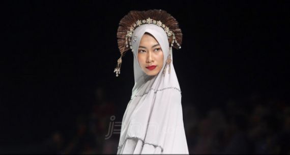 Perancang Busana Alba Riezqi Tampil di Indonesia Fashion Week 2019 - JPNN.com