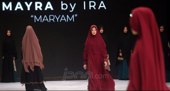 Perancang Busana Ira Tampil di Indonesia Fashion Week 2019 - JPNN.com