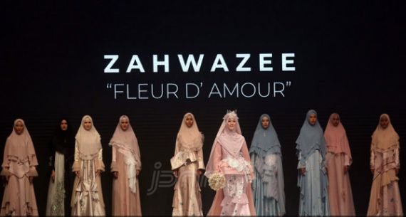 Perancang Busana Zahwazee Tampil di Indonesia Fashion Week 2019 - JPNN.com