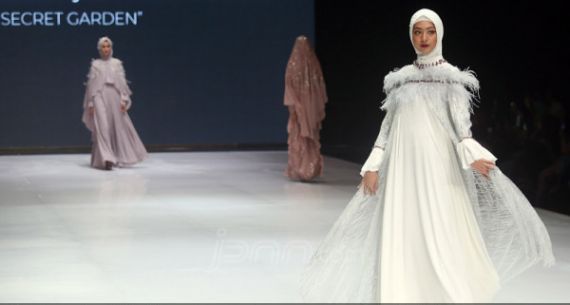 Perancang Busana Ida Andriansyah Tampil di Indonesia Fashion Week 2019 - JPNN.com