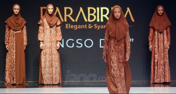 Perancang Busana Darabirra Tampil di Indonesia Fashion Week 2019 - JPNN.com