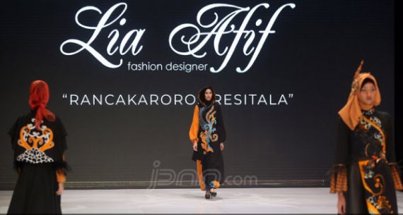 Perancang Busana Lia Afif Tampil di Indonesia Fashion Week 2019 - JPNN.com