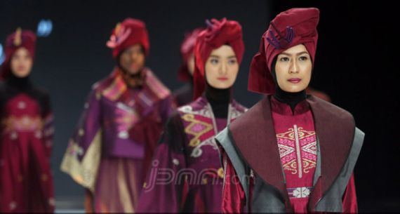Perancang Busana Tutyadib Tampil di Indonesia Fashion Week 2019 - JPNN.com