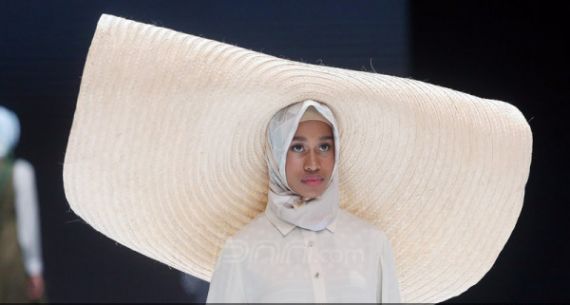 Perancang Busana Itang Yunasz Tampil di Indonesia Fashion Week 2019 - JPNN.com