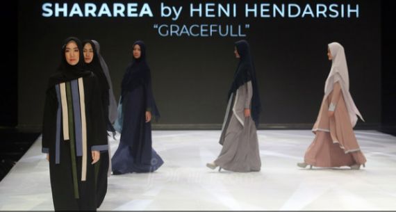 Perancang Busana Heni Hendarsih Tampil di Indonesia Fashion Week 2019 - JPNN.com