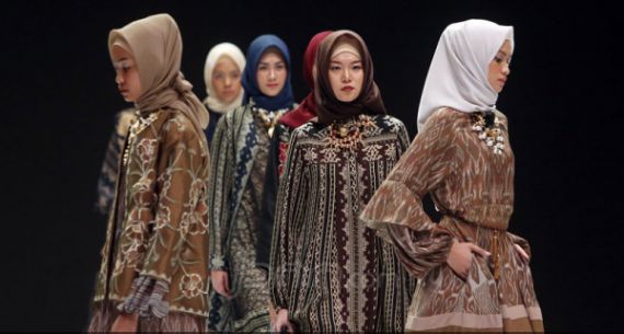 Perancang Busana Itang Yunasz Dengan Koleksi Kamilaa Tampil di Indonesia Fashion Week 2019 - JPNN.com