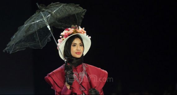 Perancang Busana Linda Tampil di Indonesia Fashion Week 2019 - JPNN.com
