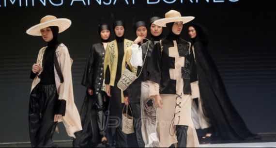 Perancang Busana Rokhmi Fitria Tampil di Indonesia Fashion Week 2019 - JPNN.com