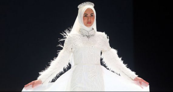 Perancang Busana Nining Santoso Tampil di Indonesia Fashion Week 2019 - JPNN.com