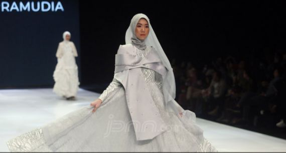 Perancang Busana Pipit Pramudia Tampil di Indonesia Fashion Week 2019 - JPNN.com