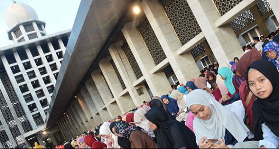 Ramadan, Masjid Istiqlal Bagikan Ribuan Takjil - JPNN.com