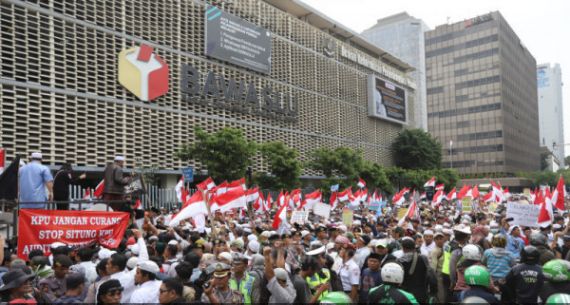 Pendukung Prabowo-Sandi Geruduk Gedung Bawaslu - JPNN.com