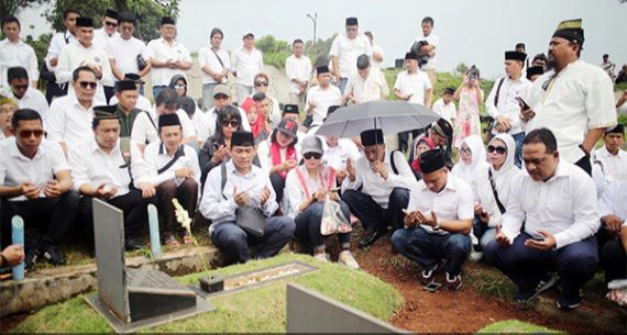 Aktivis 98 Ziarah ke Makam Pahlawan Reformasi - JPNN.com