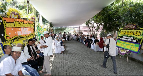 Warga Melayat ke Rumah Alm Ustadz Arifin Ilham - JPNN.com