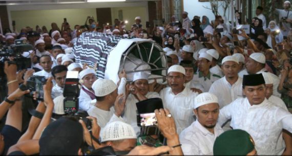 Jenazah Ustad Arifin Ilham Tiba, Warga Penuhi Ponpes Az-Zikra Sentul - JPNN.com