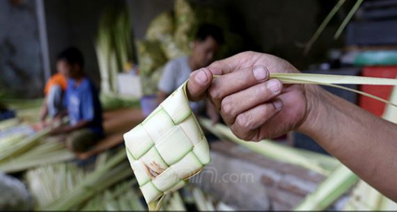 Jelang Lebaran, Omset Pedagang Ketupat Meningkat - JPNN.com