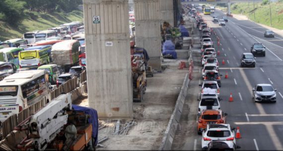 Contra Flow dari KM 29 sampai KM 61 Ruas Tol Jakarta-Cikampek - JPNN.com