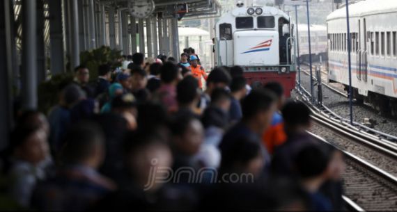 Stasiun Pasar Senen Diserbu Pemudik - JPNN.com