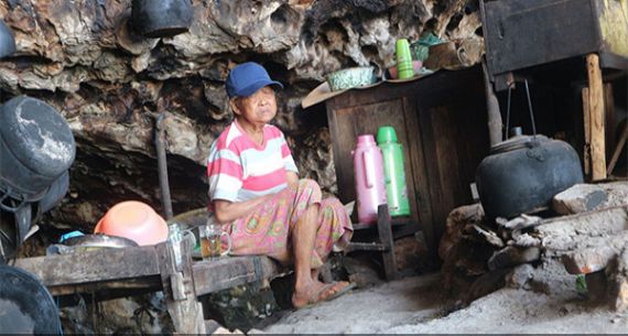 Setengah Abad, Mbah Kijem Tinggal di Gua - JPNN.com