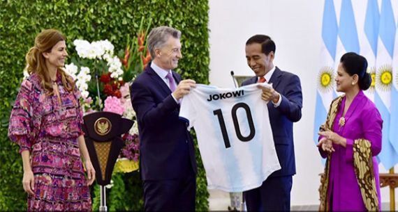 Jokowi Terima Jersey dari Mauricio Macri - JPNN.com