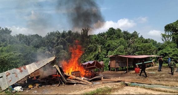 Petugas Gabungan Musnahkan Arena Sabung Ayam - JPNN.com