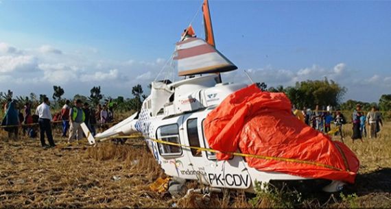 Helikopter Pembawa WNA Jatuh di Sawah - JPNN.com