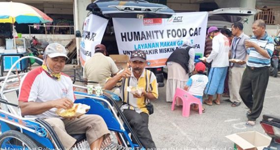 ACT Bagikan Makanan Gratis Bagi Pengemudi Becak - JPNN.com